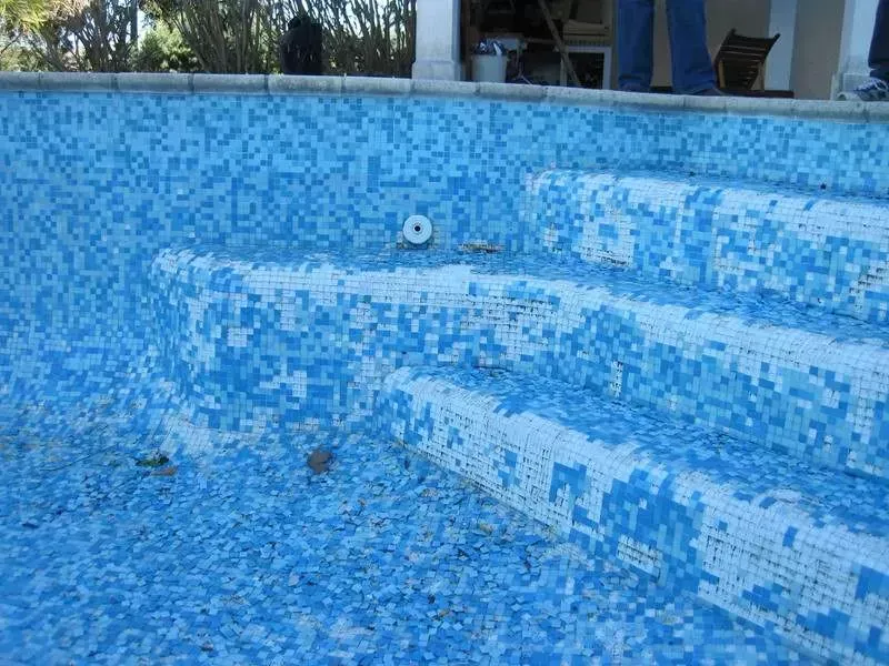 degats-carrelage-qui-ne-tient-plus-draguignan-sarl-piscine-polyester-entacheite.jpg