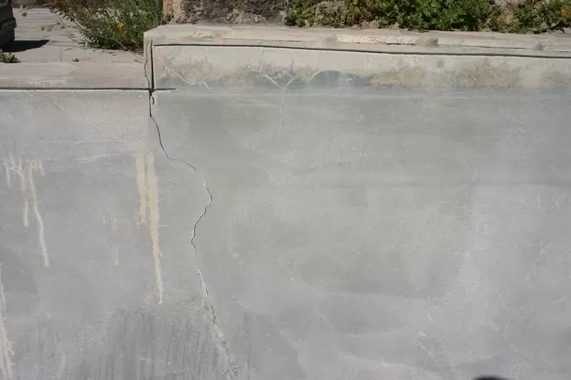 degats-enduit-fissure-draguignan-sarl-piscine-polyester-entacheite.jpg