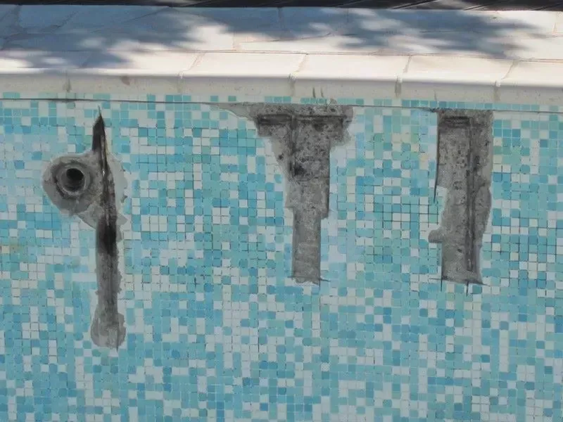 degats-ferraillage-rompu-draguignan-sarl-piscine-polyester-entacheite.jpg