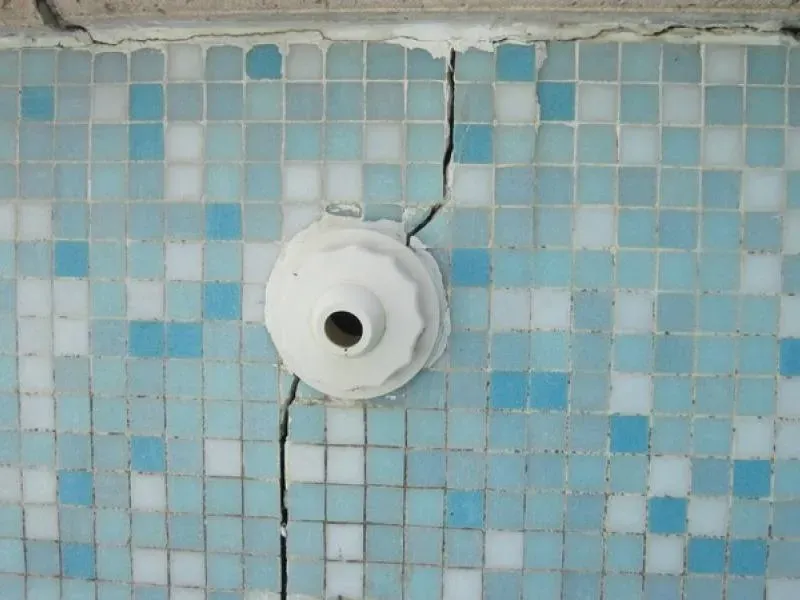 probleme-pieces-a-sceller-draguignan-sarl-piscine-polyester-entacheite